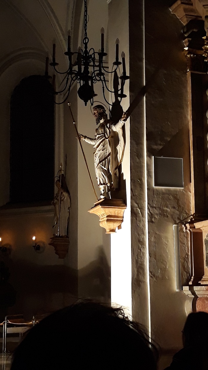 lebensgroße Apostelfigur lebensgroße Apostelfigur bei Nacht
