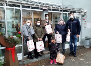 Die Übergabe der Geschenke der Friseursalons Carisma an den Einrichtungsleiter des Marienstifts, Herrn Pabst (Mitte)