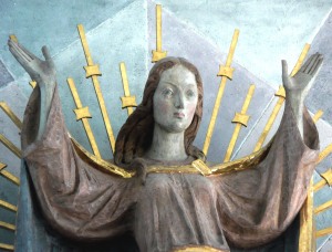 Marienfigur des Münchner Bildhauers Prof. Franz Lorch in der Apsis der Pfarrkirche Mariä Himmelfahrt
