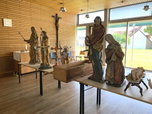 Alle „mobilen“ Kunstgegenstände wurden für eine Bewertung im Kirchensaal bereitgestellt.