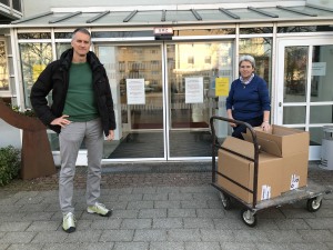 Alexander Roth, Vice President und General Manager, übergibt die Spende an Jutta Schlieske