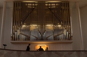 Vor dem Konzert mit Willibald Guggenmos  (Domorganist St. Gallen/Schweiz)  -  Einstellungen an der Orgel