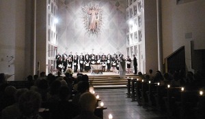 Der Dachauer Kammerchor bei einem Nachtkonzert bei Kerzenschein
